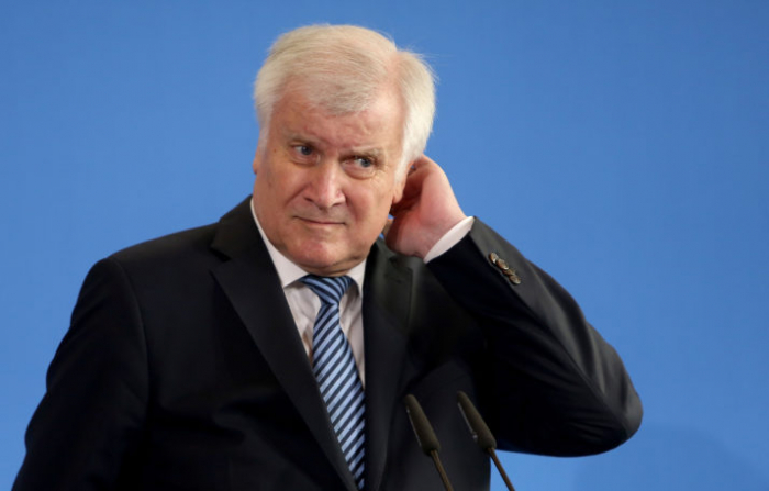 Seehofer will Demokratiefeinden Rechte entziehen