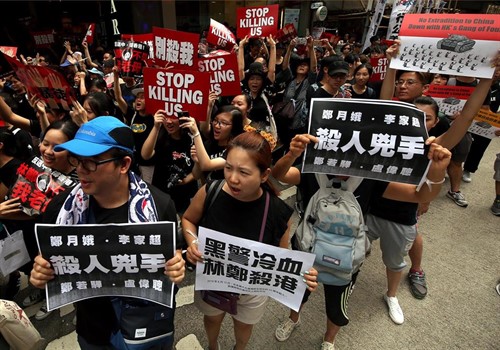   Los manifestantes bloquean varias oficinas del Gobierno en Hong Kong  