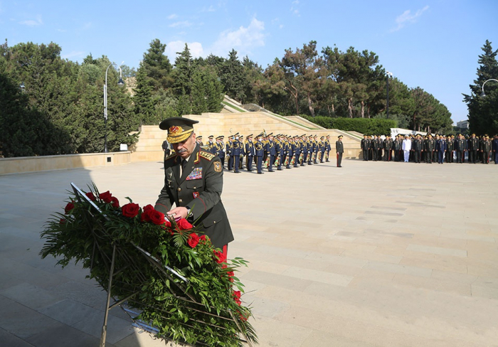   El liderazgo del Ministerio de Defensa de Azerbaiyán visita el Callejón de Honor y el Callejón de los Mártires  