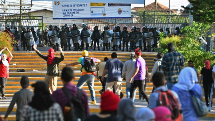 Tres universitarios hondureños heridos en un choque con policías