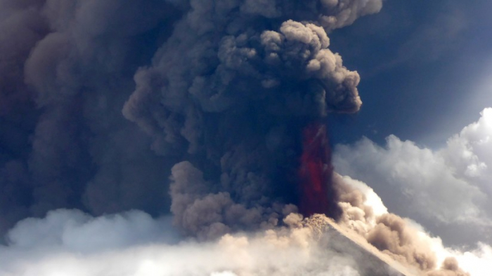  Papúa Nueva Guinea:  El volcán Ulawun entra en erupción y obliga a evacuar aldeas cercanas