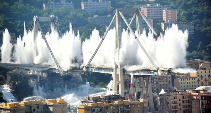 Una explosión controlada destruye los restos del puente colapsado de Génova