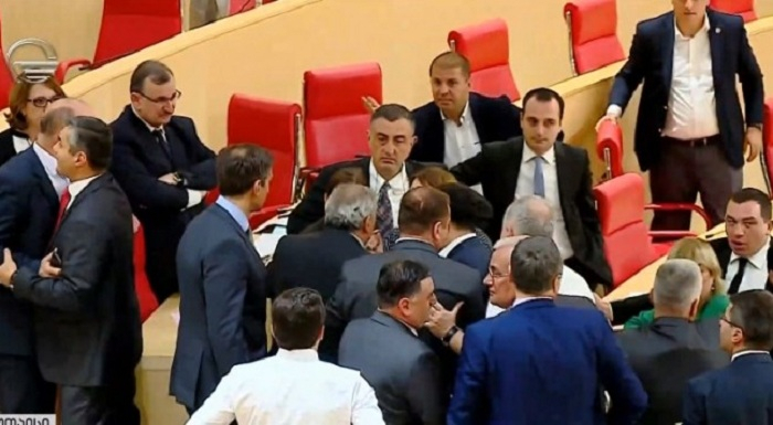 Gürcüstan parlamentində dava düşdü -    VİDEO      