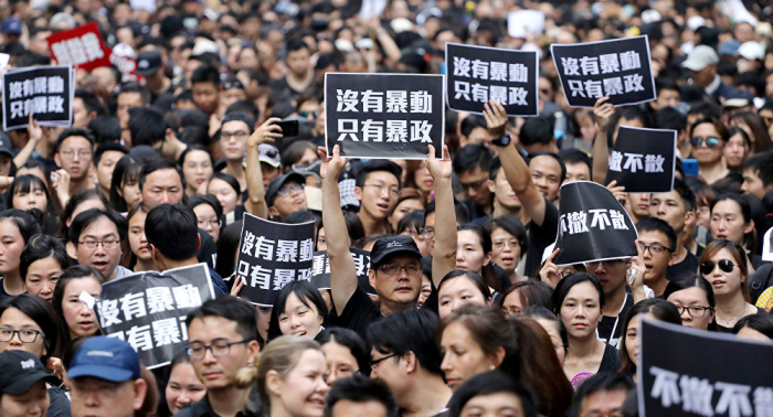 زعيمة هونغ كونغ تعتذر مجددا للشعب بعد احتجاجات عنيفة
