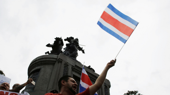 Manifestantes irrumpen con un explosivo en la Casa Presidencial de Costa Rica