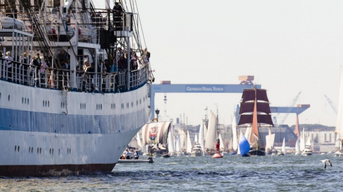 Dreimaster führt Windjammerparade an