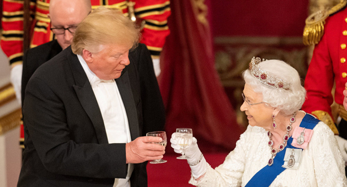 ترامب يكسر البروتوكول بوضع يده على جسد الملكة إليزابيث (فيديو)