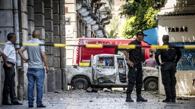 مقتل شرطي وإصابة ثمانية آخرين في تفجيرين "انتحاريين" في قلب العاصمة تونس