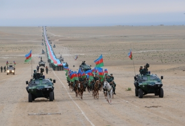  Los guardias fronterizos azerbaiyanos efectúan una marcha con la bandera nacional de longitud de 5100 m 