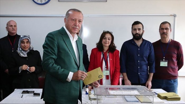 Turkish president votes in Istanbul
