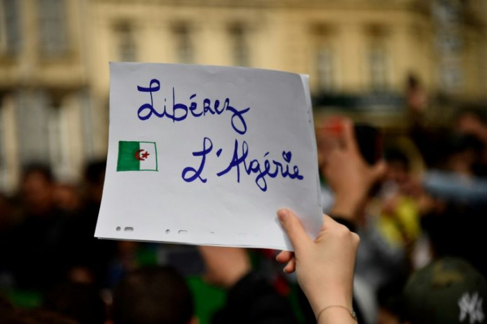 Algérie: la société civile appelle à une transition de six mois à un an