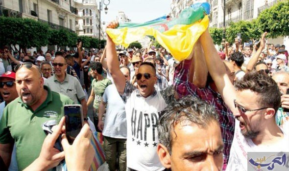الجدل حول "رايات الأمازيغ" يطغى على مطلب رحيل رموز النظام في الجزائر خلال الجمعة 18
 