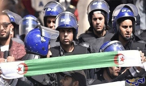السلطات الجزائرية تنفّذ تهديداتها وتعتقل حاملي الأشخاص رايات الأمازيغ
 
