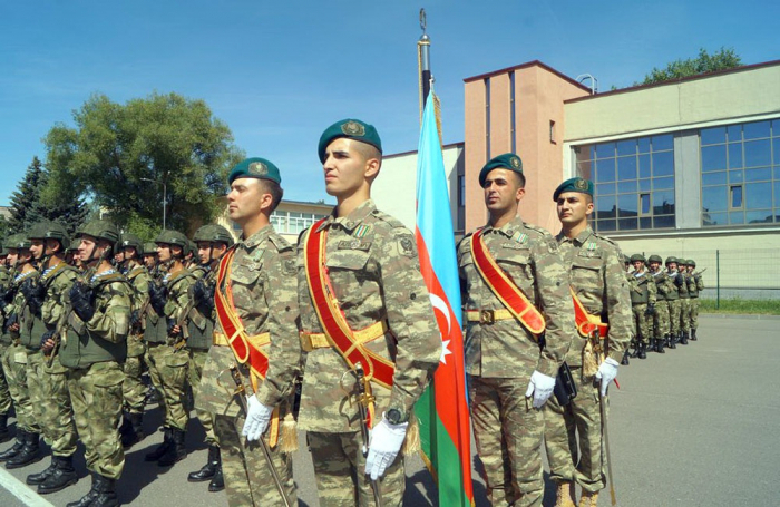  Aserbaidschanische Soldaten nehmen an der Parade in Belarus teil 