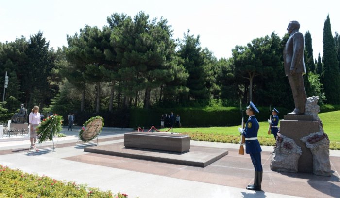   Bulgarian Deputy PM pays respect to national leader Heydar Aliyev and Azerbaijani martyrs  