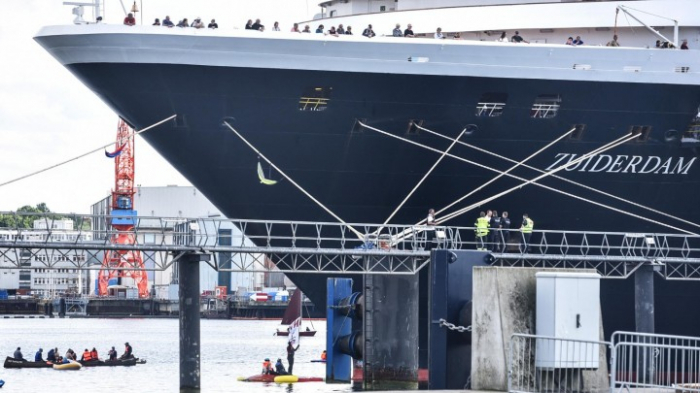 Klimaaktivisten blockieren Kreuzfahrtschiff