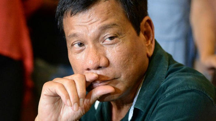   Philippines:   Duterte fait scandale en présentant l