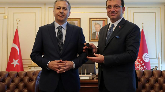   El nuevo alcalde de Estambul asume su cargo  