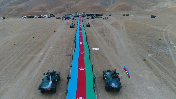  Border-guards march with 5 km 100 meter-long state flag -  PHOTOS  