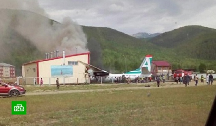 2 pilots killed, 7 people injured in airplane emergency landing in Russia