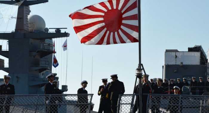 سفينة حربية يابانية تصدم الرصيف 