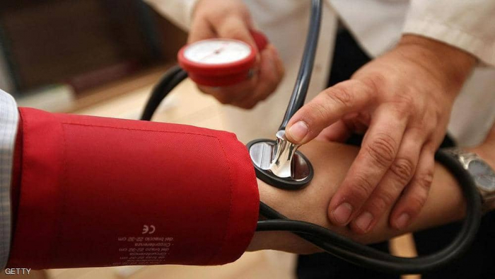 لماذا يرتفع ضغط الدم عند قياسه بالعيادة.. وماذا يعني ذلك؟