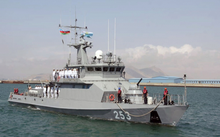   السفينة العسكرية الكازاخستانية تصل إلى باكو -   صور     