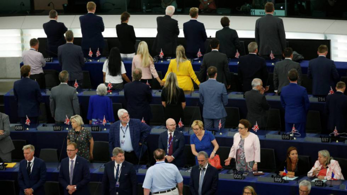 Los eurodiputados del Partido del Brexit se ponen de espaldas al sonar el himno europeo