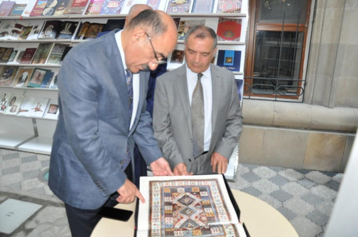   Exposición de libros en Bakú al margen de la sesión de la UNESCO  