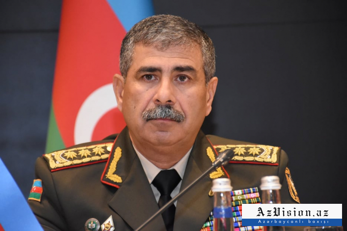  Ministro de Defensa azerbaiyano en la parada militar en Bielorrusia-  FOTO  