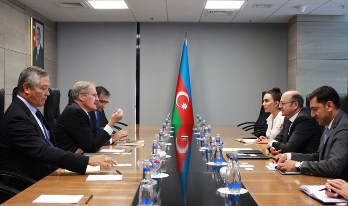   Robert Cekuta discute el papel de Azerbaiyán en la integración con proyectos globales de energía y transporte  