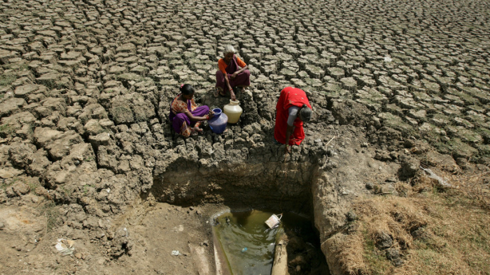 Residentes de las afueras de Chennai denuncian que las autoridades venden su agua a centros comerciales en medio de una gran sequía