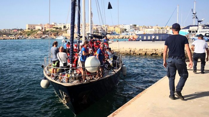 Italy migrants: New charity ship docks despite ban