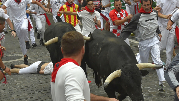 Tres heridos por asta de toro en el primer encierro de San Fermín en España