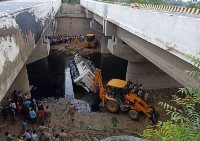   Indien: Bus stürzt in Abwasserkanal – viele Tote  