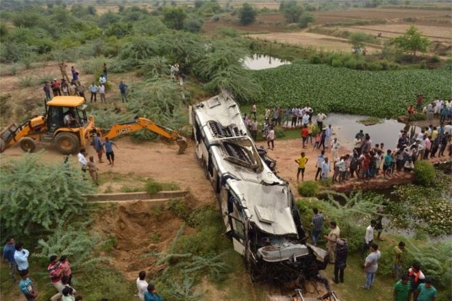 Bus crash kills 29 in northern India