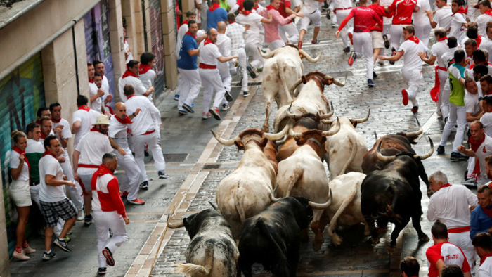   VIDEO:   Toros y mozos pasan por encima de un corredor inconsciente en un encierro de San Fermín