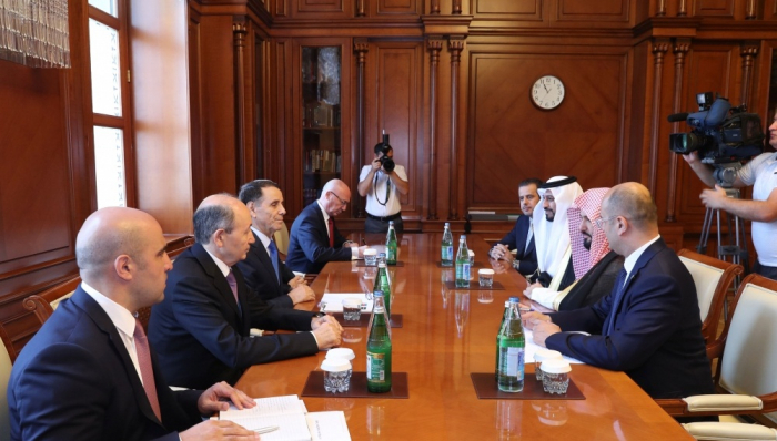  Aserbaidschans Ministerpräsident trifft sich mit dem saudi-arabischen Justizminister 