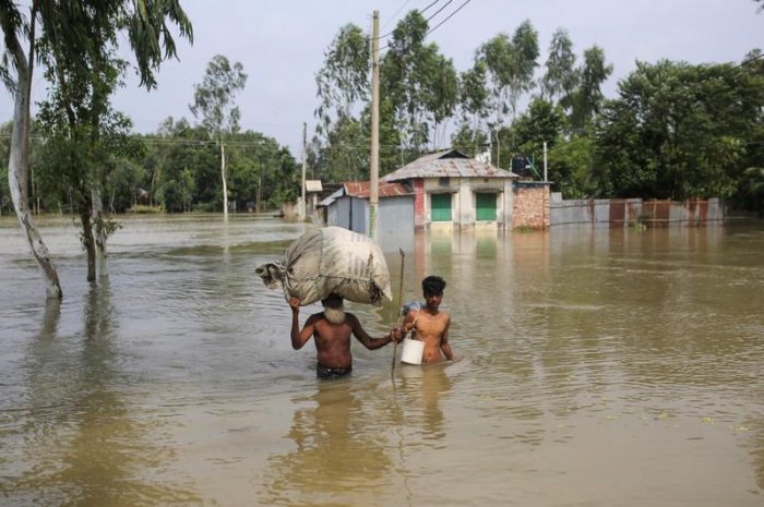 Bangladesh rivers break their banks, forcing 400,000 to flee homes