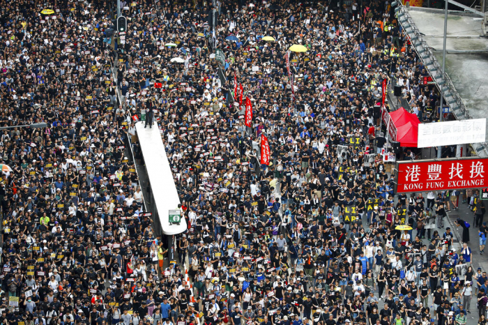   VIDEO, FOTOS:   Manifestantes vuelven a las calles de Hong Kong y construyen barricadas