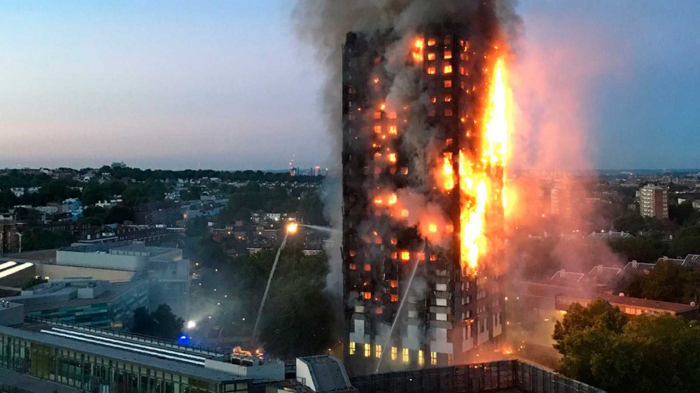     VIDEOS:   Un gran incendio devora un centro comercial de Londres  