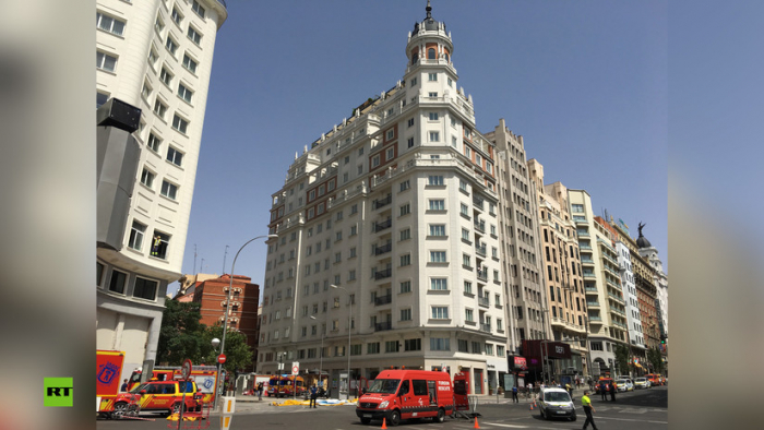 Rescatan a un hombre que amenazaba con tirarse al vacío desde la cúpula de un edificio del centro de Madrid