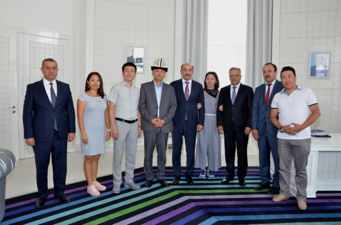   El ministro de Cultura se reúne con la delegación de Kirguistán  