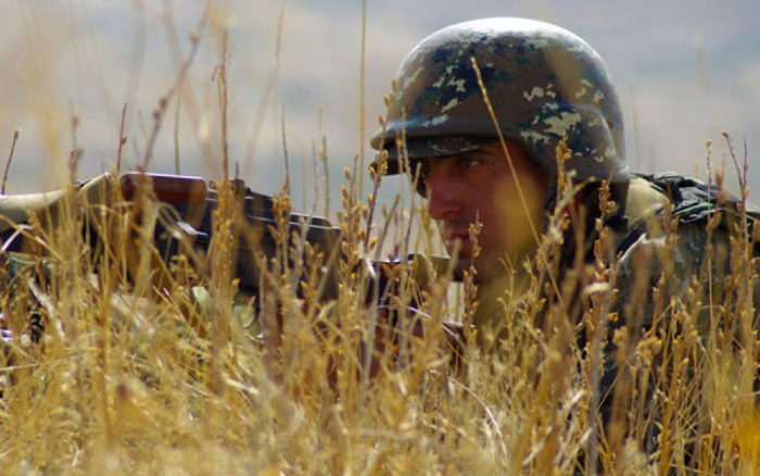   Armenische Einheiten beschießen aserbaidschanische Positionen mit großkalibrigen Maschinengewehren  
