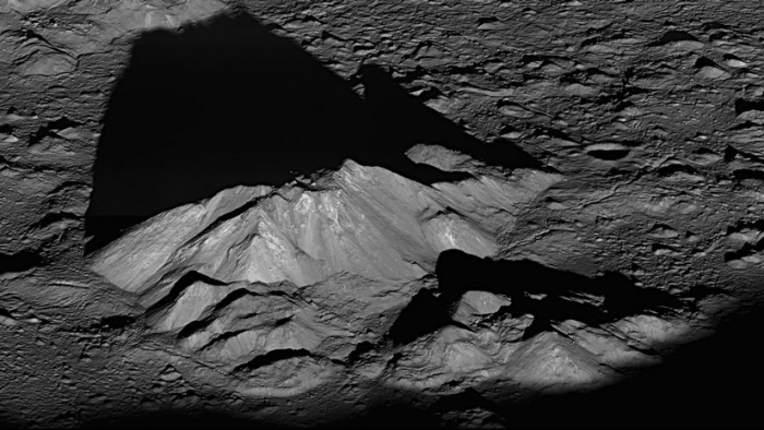 Científicos aseguran que hay mucha más agua en la superficie de la Luna de lo que se creía