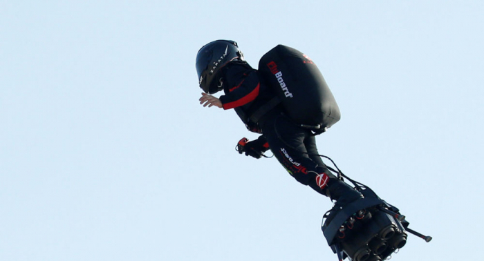 El "hombre volador" Franky Zapata cae en el intento de cruzar el canal de la Mancha