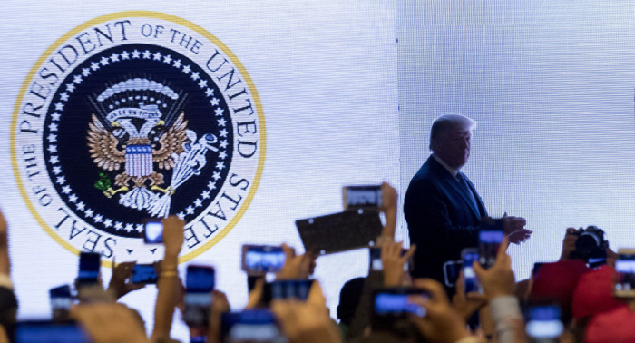   Böser Streich? Trump tritt vor „russischem Doppeladler“ auf  