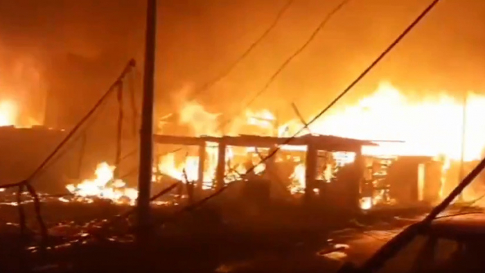   Devastador incendio arrasa con 300 viviendas en Perú  