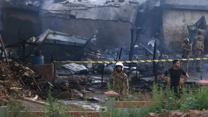   VIDEOS:   Al menos 19 muertos tras estrellarse un avión militar ligero en Pakistán