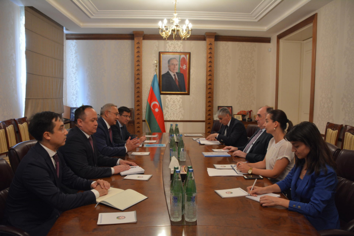  Aserbaidschanischer Außenminister empfängt Botschafter von Kasachstan